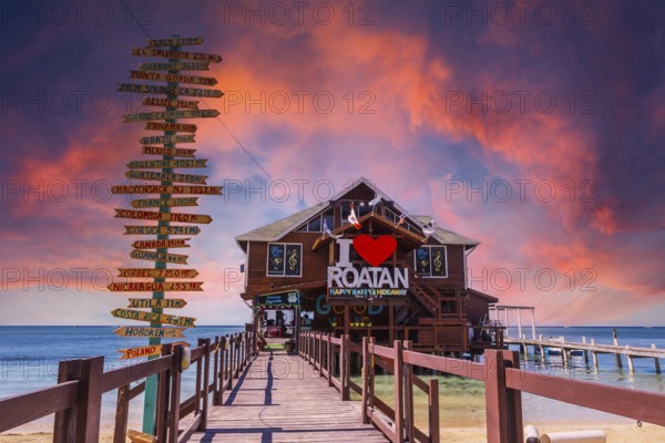 Roatán, Honduras », January 2020: a wooden bar over the sea at West End Beach on the island of Roatan at sunset