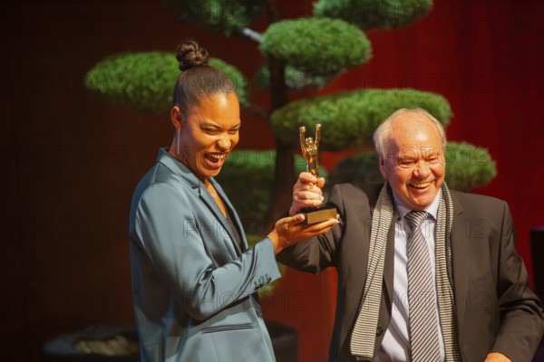 Rose garden Mannheim: Award Night 2024 / Rhine-Neckar Sport Award. Picture: Klaus Schlappner presents Yemisi Ogunleye, Olympic shot put champion in Paris 2024, with her prize