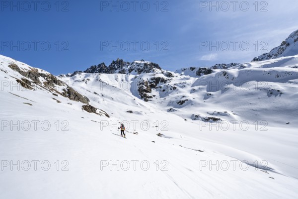 Ski tourer in mountain landscape with snow, ascent to Grialetsch Scharte, Bündner Haute Route, Albula Alps, Rhaetian Alps, Grisons, Switzerland, Europe