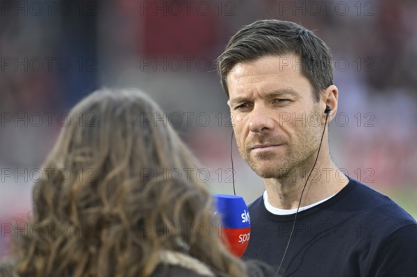 SKY presenter Mara Mones portrait in interview with coach Xabi Alonso Bayer 04 Leverkusen Microphone Microphone Logo Voith-Arena, Heidenheim, Baden-Württemberg, Germany, Europe