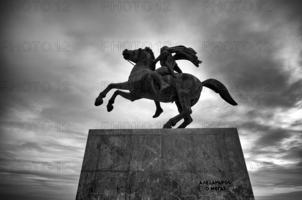 Statue, statue, monument, military leader Alexander the Great on his horse Voukefalas, promenade, black and white, Thessaloniki, Macedonia, Greece, Europe