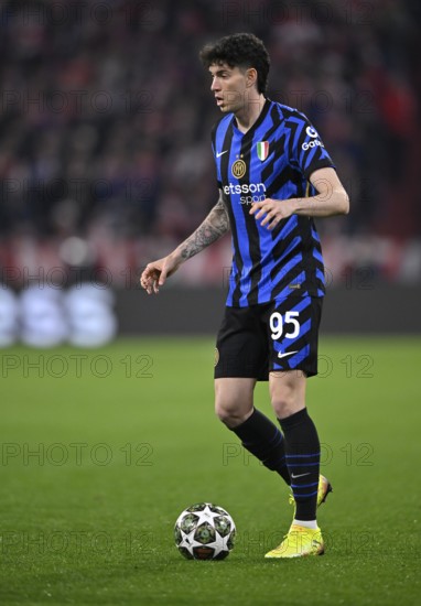 Alessandro Bastoni Inter Milan (95) Action on the ball Champions League, Allianz Arena, Munich, Bavaria, Germany, Europe
