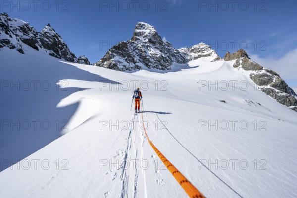Ski tourer with rope, rope team on the Vadret da Porchabella glacier on the ascent to the summit of Piz Kesch, mountain landscape in winter, alpine tour, ski tour Bündner Haute Route, Albula Alps, Rhaetian Alps, Grisons, Eastern Switzerland, Switzerland, Europe