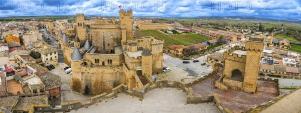Capturing a panoramic view of the medieval royal palace of olite, a luxurious fortification in olite, navarre, spain, showcasing its stunning architecture and rich history
