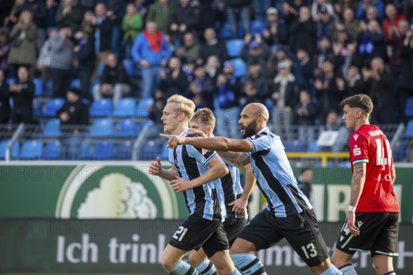 Football 3rd division, 2024/25 season, matchday 15: Waldhof Mannheim v Hannover 96 II. Picture: Julian Rieckmann and Terrence Boyd celebrate the 1:0 by Rieckmann