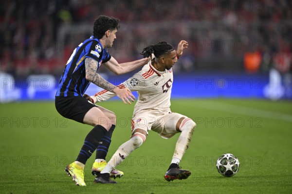 Duel, action Alessandro Bastoni Inter Milan (95) against Michael Olise FC Bayern Muenchen FCB (17) Champions League, Allianz Arena, Munich, Bavaria, Germany, Europe