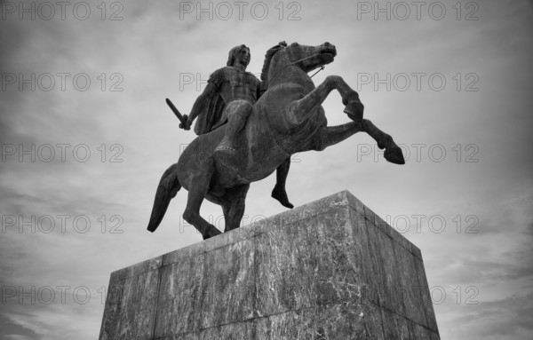 Statue, statue, monument, military leader Alexander the Great on his horse Voukefalas, promenade, black and white, Thessaloniki, Macedonia, Greece, Europe