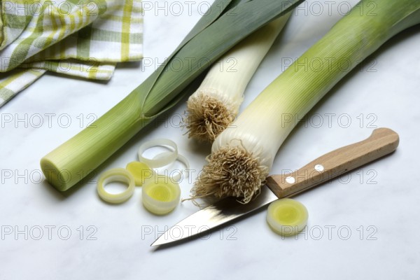 Leeks, leek sticks and leek rings with a knife