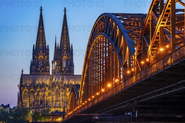 Cologne Cathedral, has been shining in new light since Easter 2025, the old metal halide lamps have been replaced by over 700 modern LED lamps, reducing energy consumption by around four fifths, significantly improving the quality of light and greatly reducing light emissions, 12 KM of new cables were laid for this, Hohenzollern Bridge, railway bridge over the Rhine, North Rhine-Westphalia, Germany, Europe