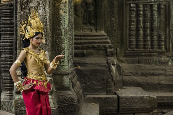 Young woman dressed as a temple dancer, Apsara, Ta Prohm, Angkor Wat, Angkor, UNESCO World Heritage Site, Siem Reap, Cambodia, Indochina, Southeast Asia, Asia
