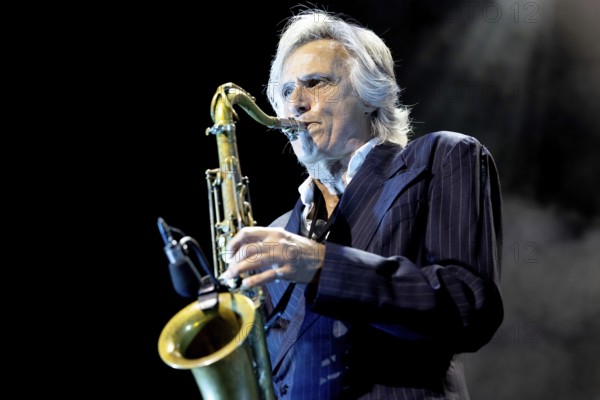 Chris White, saxophonist of The Dire Straits Experience, live on Shiver In The Dark World Tour 2025 at Columbiahalle Berlin on 02/04/2025