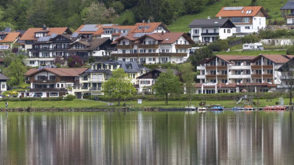 Lake Hopfensee, behind it Hopfen am See, near Füssen, Ostallgäu, Allgäu, Bavaria, Germany, Europe