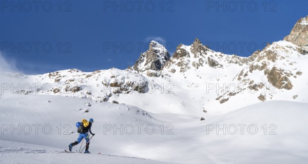 Ski tourers in a wintry mountain landscape, ascent to Porta d'Es-cha, Grisons Haute Route ski tour, Albula Alps, Rhaetian Alps, Grisons, Eastern Switzerland, Switzerland, Europe