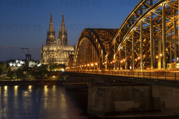 Cologne Cathedral, has been shining in new light since Easter 2025, the old metal halide lamps have been replaced by over 700 modern LED lamps, reducing energy consumption by around four fifths, significantly improving the quality of light and greatly reducing light emissions, 12 KM of new cables were laid for this, Hohenzollern Bridge, railway bridge over the Rhine, North Rhine-Westphalia, Germany, Europe
