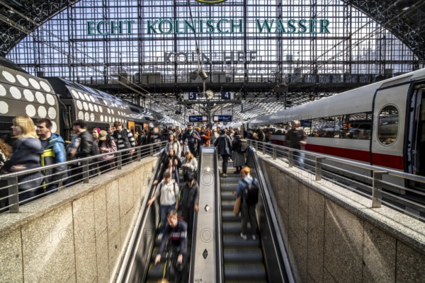 Cologne Central Station, escalators to and from the platform, passengers waiting for the train, Cologne, North Rhine-Westphalia, Germany, Europe