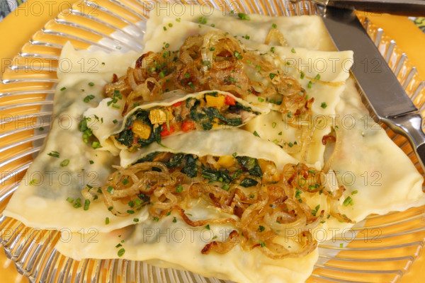Swabian cuisine, Maultaschen, vegetarian, vegetable Maultaschen, vegetables in noodle dough, spinach, peeled onions, grandmother's cooking, regional, home cooking, typical Swabian, traditional cuisine reinterpreted, arranged on plates, food photography, studio, Germany, Europe
