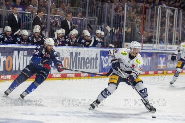 20.03.2024, DEL, German Ice Hockey League season 2023/24, 2nd playoff round (quarter-finals) : Adler Mannheim against Eisbären Berlin (2:4) . In the picture Matthias Plachta (22, Adler Mannheim) and Jonas Müller (18, Eisbären Berlin)