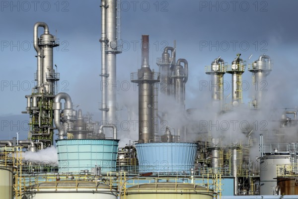 Oberhausen, North Rhine-Westphalia, Germany, industrial plant in the chemical park, OQ Chemicals plant Ruhrchemie. OQ Chemicals (formerly OXEA) is a global manufacturer of oxo intermediates and oxo derivatives such as alcohols, polyols, carboxylic acids, speciality esters and amines. Site partners at the Oberhausen plant are the companies Air Liquide, Clariant, JM Johnson Matthey, Versalis, Celanes and Topas, Europe