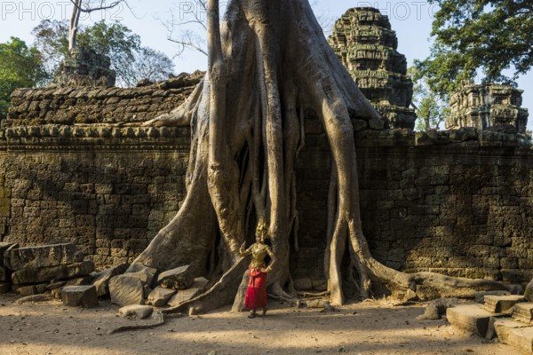 Young woman dressed as a temple dancer, Apsara, Ta Prohm, Angkor Wat, Angkor, UNESCO World Heritage Site, Siem Reap, Cambodia, Indochina, Southeast Asia, Asia