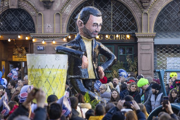 The Frankfurt carnival parade moves across the Römerberg in Frankfurt am Main on 2 March 2025. A float shows Lord Mayor Mike Josef (SPD) with a glass of apple wine, Römerberg, Frankfurt am Main, Hesse, Germany, Europe