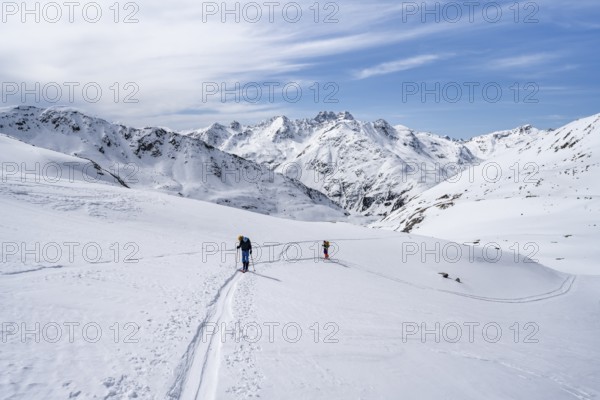 Ski tourer in mountain landscape with snow, ascent to Grialetsch Scharte, Bündner Haute Route, Albula Alps, Rhaetian Alps, Grisons, Switzerland, Europe