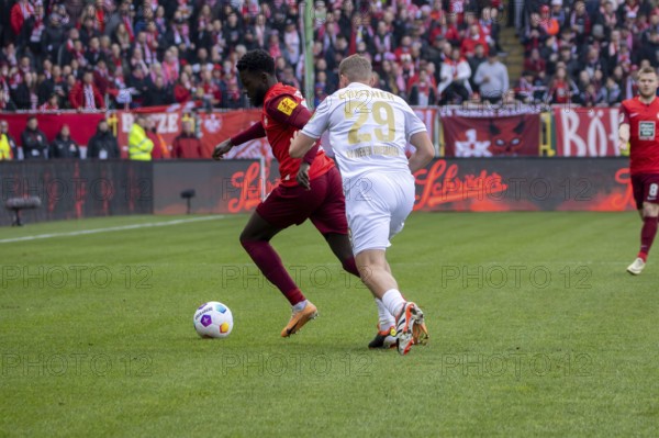 20.04.2024, Football 2nd Bundesliga, Season 2023/24, Matchday 30: 1. FC Kaiserslautern vs SV Wehen Wiesbaden (1:1) . Richmond Tachie (29, 1. FC Kaiserslautern) and Lasse Günther (29, SV Wehen Wiesbaden) in a duel for the ball