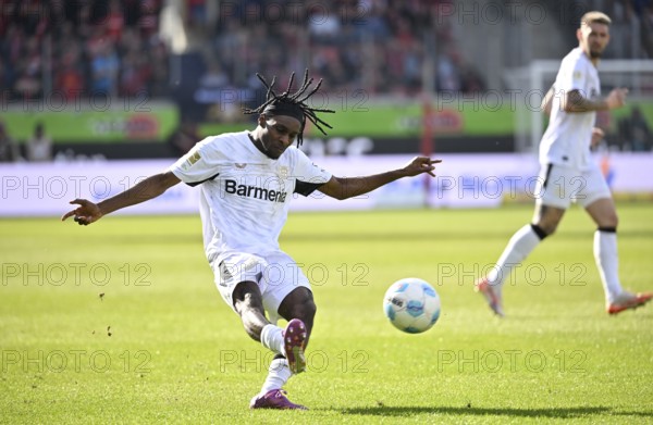 Alejandro Grimaldo Bayer 04 Leverkusen (20) Action on the ball behind Robert Andrich Bayer 04 Leverkusen (08) Voith-Arena, Heidenheim, Baden-Württemberg, Germany, Europe