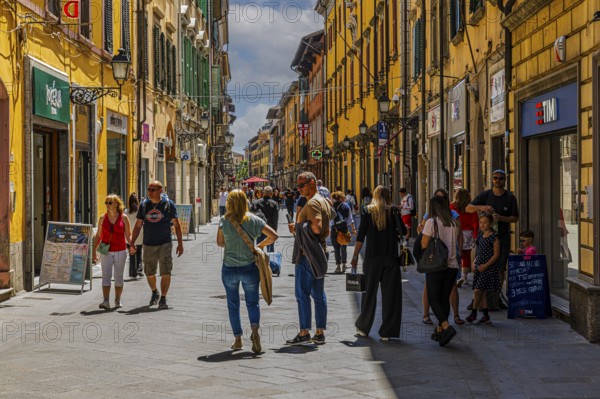 Tourists in the shopping street Corso Italia, Pisa, Tuscany, Italy, Europe