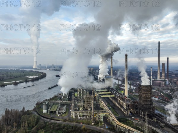 Duisburg, Ruhr area, North Rhine-Westphalia, Germany, ThyssenKrupp Steel Europe, steelworks with coking plant Schwelgern KBS thyssenkrupp Steel in Duisburg-Marxloh on the Rhine, at the back left the STEAG Walsum power plant, a coal-fired power plant in Duisburg-Walsum. Theme picture: COP28, the United Nations Climate Change Conference 2023, will take place in Dubai from 30 November to 12 December. At the 2015 climate summit in Paris, the international community agreed on the 1.5-degree target to avert a climate catastrophe, Europe