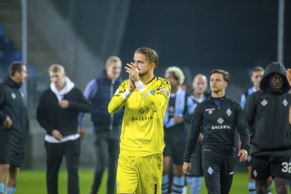 Football 3rd division, 2024/25 season, matchday 12: Waldhof Mannheim vs SV Wehen-Wiesbaden. Picture: Goalkeeper Jan-Christoph Bartels (1, Mannheim) is delighted with his team's lucky draw