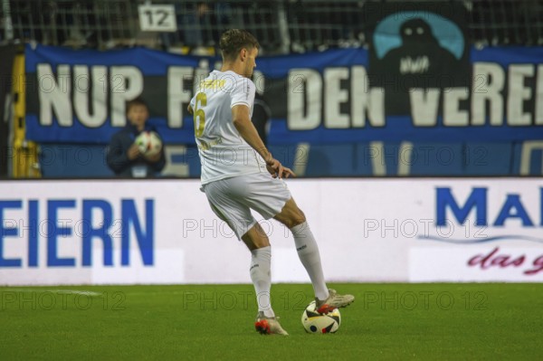 Football 3rd division, season 2024/25, matchday 12: Waldhof Mannheim vs SV Wehen-Wiesbaden. Picture: Gino Fechner (6, Wehen-Wiesbaden)