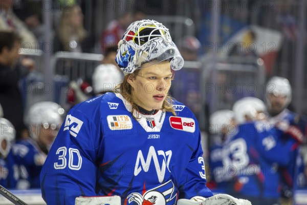 DEL, German Ice Hockey League season 2024/25, Matchday 22: Adler Mannheim vs Red Bull Munich. Picture: Arno Tiefensee (30, Mannheim)