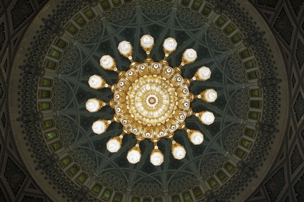 Ceiling light in the men's prayer room, interior view, in the Sultan Qabus Grand Mosque, Muscat, Muscat Province, Oman, Asia