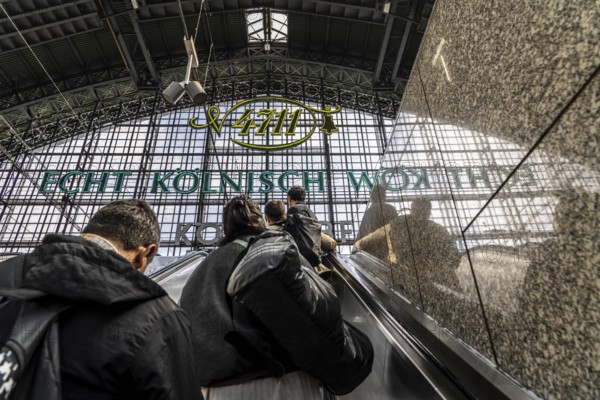 Cologne Central Station, escalators to and from the platform, passengers waiting for the train, Cologne, North Rhine-Westphalia, Germany, Europe