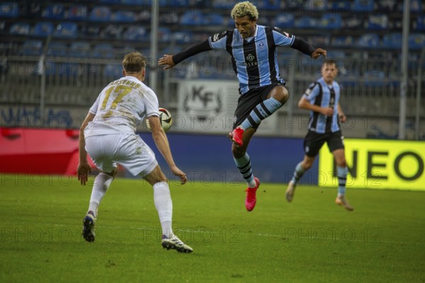 Football 3rd division, season 2024/25, matchday 12: Waldhof Mannheim vs SV Wehen-Wiesbaden. Picture: Samuel Abifade (17, Mannheim) and Florian Carsents (17, Wehen-Wiesbaden)