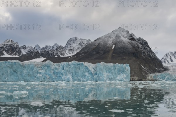 Glacier edge of Monacobreen, Liefdefjord, Woodfjord area, Spitsbergen Island, Svalbard and Jan Mayen archipelago, Norway, Europe