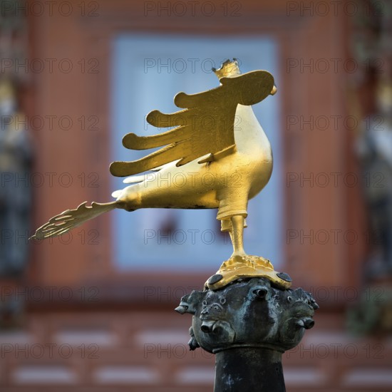 Gilded imperial eagle as a fountain eagle on the market fountain in front of the Kaiserworth guildhall, Old Town, Goslar, UNESCO World Heritage Site, Lower Saxony, Germany, Europe