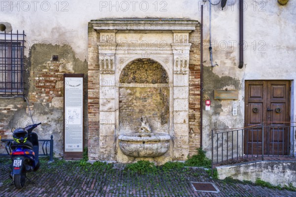 Historic fountain, Piazza del Duomo, Colle di Val d'Elsa, Tuscany, Italy, Europe