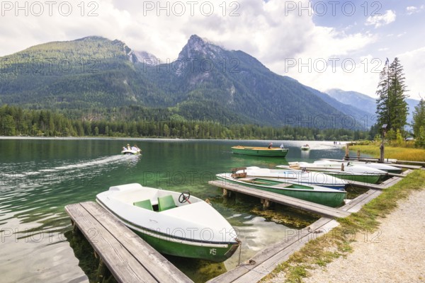 Jetty with boats at Hintersee, with green mountains in the background, peaceful and idyllic natural scenery, Ramsau, Berchtesgaden National Park, Berchtesgadener Land, Upper Bavaria, Bavaria, Germany, Europe