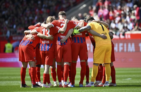 Team building, team circle in front of the start of the match 1. FC Heidenheim FCH Voith-Arena, Heidenheim, Baden-Württemberg, Germany, Europe