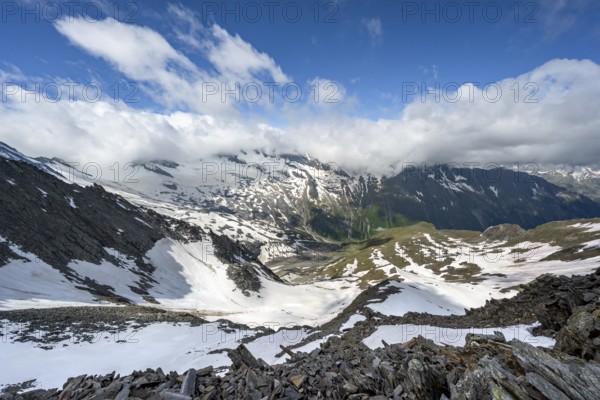 View of mountain landscape with snow-covered and glaciated peaks at Schlegeisgrund, summit of Schönbichler Horn, Berliner Höhenweg, Zillertal Alps, Tyrol, Austria, Europe
