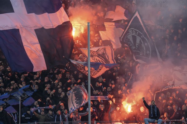 Football 3rd division, season 2024/25, matchday 19: Waldhof Mannheim vs Arminia Bielefeld. Picture: Pyrotechnics in the Arminia Bielefeld fan curve