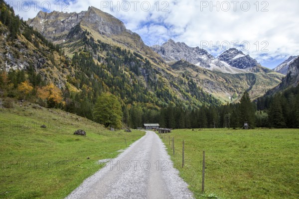Oytal, behind Untere Gutenalpe, behind mountains Schneck and Großer Wilder, autumn atmosphere, Allgäu Alps, Oberstdorf, Oberallgäu, Allgäu, Bavaria, Germany, Europe