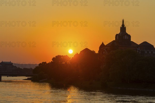 A weather-determining low-pressure system is moving from northern Italy on a so-called Vb track via Austria and the Czech Republic to Poland, bringing very humid air with it. This will also lead to flooding in the Elbe in Saxony. On 18.9.24, the level of the Elbe in Dresden is 6.06m. Sunset at the Saxon State Chancellery, Elbe floods in Dresden, Dresden, Saxony, Germany, Europe