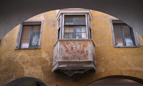 Fresco on a building in the Laubengasse, Via Pontici, Merano, Merano, historic centre, South Tyrol, Autonomous Province of Bolzano, Italy, Europe