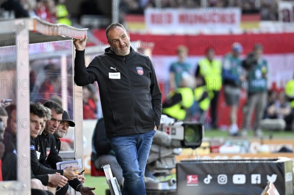Coach Frank Schmidt 1. FC Heidenheim 1846 FCH on the sidelines of the Voith-Arena, Heidenheim, Baden-Württemberg, Germany, Europe