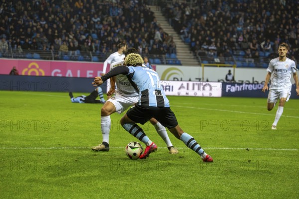 Football 3rd division, season 2024/25, matchday 12: Waldhof Mannheim vs SV Wehen-Wiesbaden. On the ball: Samuel Abifade (17, Mannheim)