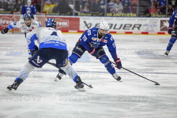 DEL, German Ice Hockey League 2024/25 season, matchday 44: Adler Mannheim v ERC Ingolstadt***hatch Esposito (19, Mannheim) takes a shot on goal to equalise at 1:1