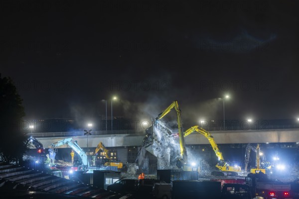 Due to an as yet unknown cause, a section of the Carola Bridge collapsed in the early hours of the morning. Over a length of around 100 metres, the section on which the trams normally run has collapsed into the Elbe. Partial demolition has begun and around 10 excavators are tearing down the collapsed bridge section to make room for the imminent flooding of the Elbe., Partial collapse of the Carola Bridge in Dresden, Dresden, Saxony, Germany, Europe