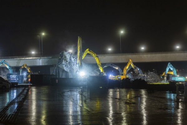 Due to an as yet unknown cause, a section of the Carola Bridge collapsed in the early hours of the morning. Over a length of around 100 metres, the section on which the trams normally run has collapsed into the Elbe. Partial demolition has begun and around 10 excavators are tearing down the collapsed bridge section to make room for the imminent flooding of the Elbe., Partial collapse of the Carola Bridge in Dresden, Dresden, Saxony, Germany, Europe